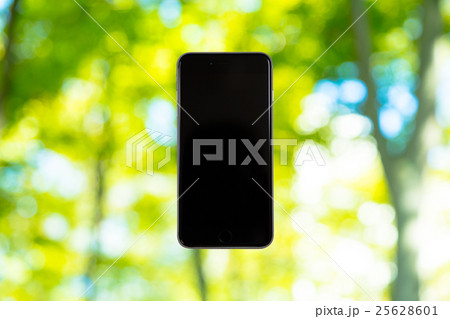スマホと新緑イメージ 合成用背景素材 緑の背景 植物 春 初夏 木漏れ日 緑とコピースペース スマホと新緑イメージ 合成用背景素材 緑の背景 植物 春 初夏 木漏れ日 緑とコピースペース 25628601