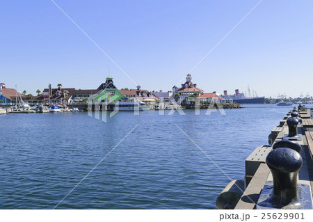 カリフォルニア　ロングビーチのレインボーハーバー　パインアベニューピアから見たショアラインビレッジ 25629901