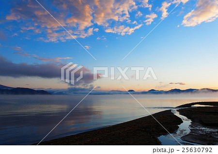 屈斜路湖の朝焼け 25630792