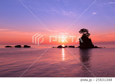 富山県_雨晴海岸夜明け 25631388