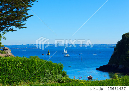 ブレア島の湾の風景と青空 ブレア島の湾の風景と青空 25631427