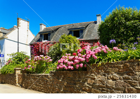 ブレア島の石造りの民家とカラフルな花壇 ブレア島の石造りの民家とカラフルな花壇 25631430