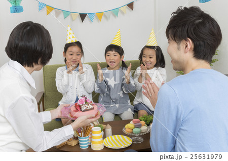 誕生日パーティーをする家族 25631979
