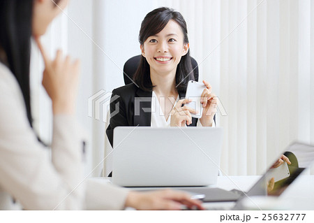 ビジネスシーン・女性2人 ビジネスシーン・女性2人 25632777