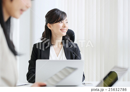ビジネスシーン・女性2人 25632786