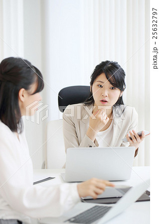 ビジネスシーン・女性2人 25632797