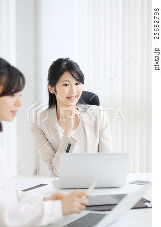 ビジネスシーン・女性2人 25632798