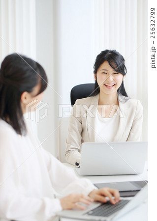 ビジネスシーン・女性2人 ビジネスシーン・女性2人 25632799