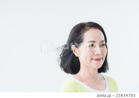 ミドルの女性（ヘアケア） 25634783