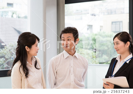不動産会社で女性社員に説明をうける夫婦 不動産会社で女性社員に説明をうける夫婦 25637243
