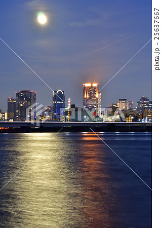 月夜の街並み 25637667
