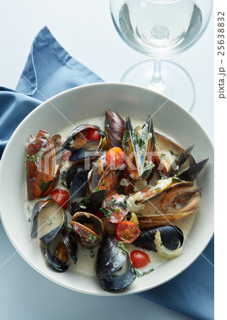 Delicious mussels with sauce 25638832
