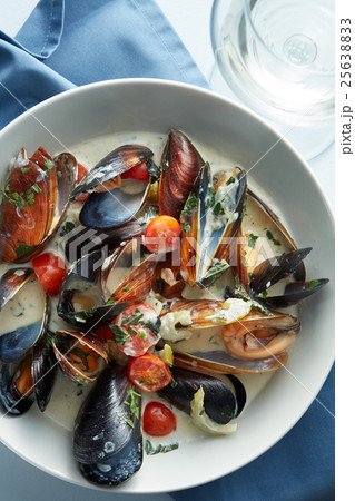 Steamed mussels in white wine sauce 25638833