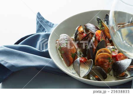 Mussel with white wine sauce and french frie 25638835
