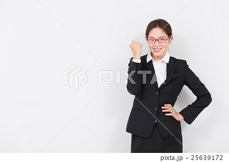 ガッツポーズをする女性 ガッツポーズをする女性 25639172