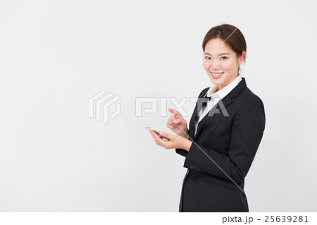 携帯電話を使う女性 携帯電話を使う女性 25639281