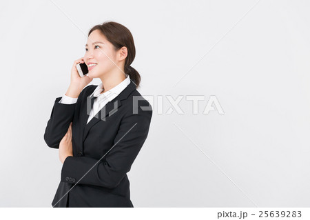 携帯電話を使う女性 携帯電話を使う女性 25639283