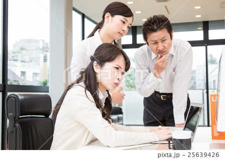 デザインオフィスで働く人々 25639426