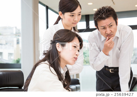 デザインオフィスで働く人々 25639427