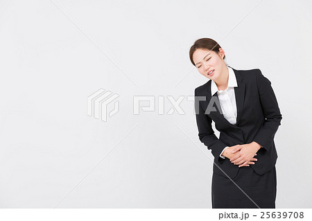 腹痛に悩む女性 腹痛に悩む女性 25639708