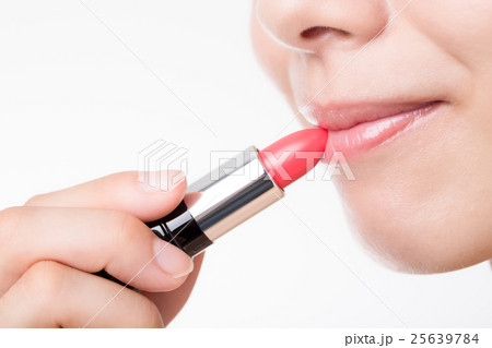 口紅を塗る女性 口紅を塗る女性 25639784