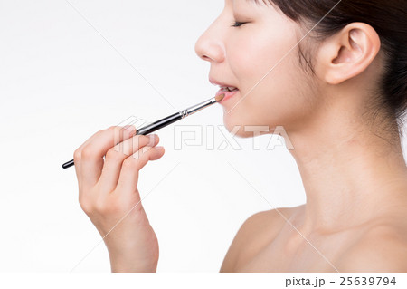 ブラシで口紅を塗る女性 25639794