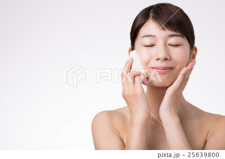 スポンジでファンデーションを塗る女性 スポンジでファンデーションを塗る女性 25639800