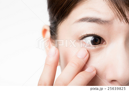 コンタクトレンズを確認する若い女性 25639825