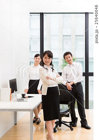 オフィスで腕組みをする女性とグループワーカー 25640046