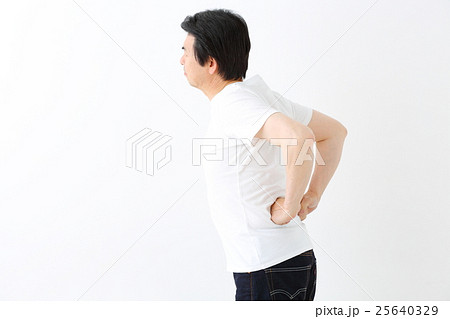 ミドル男性 腰痛 ミドル男性 腰痛 25640329
