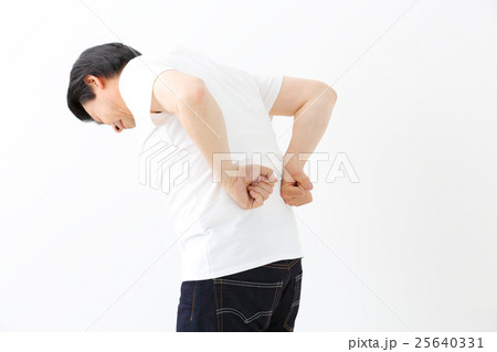 ミドル男性　腰痛 25640331