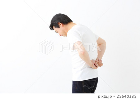 ミドル男性　腰痛 25640335