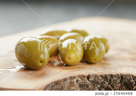 green huge olives on wood table green huge olives on wood table 25640468