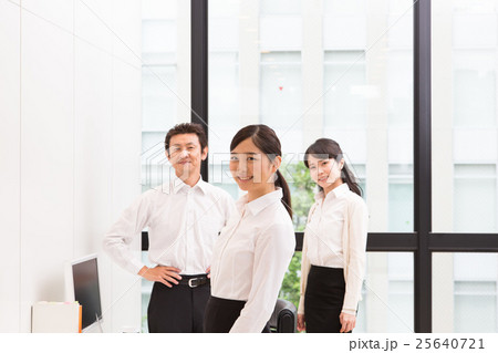 オフィスの若い女子社員とグループワーカー 25640721