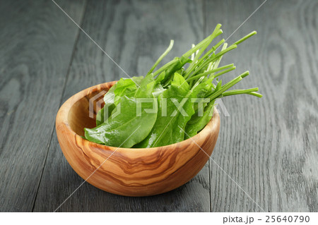fresh sorrel leaves in olive bowl on oak wood table 25640790