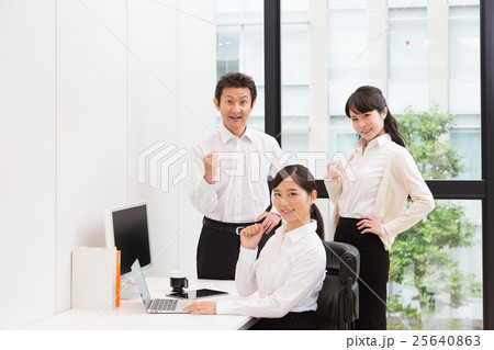 ポーズをするオフィスの若い女子社員とグループワーカー 25640863