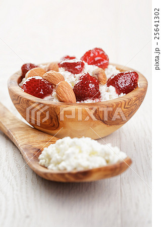 cottage cheese with preserved strawberry in wood 25641302