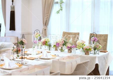 結婚式のフラワーアレンジメント 25641354
