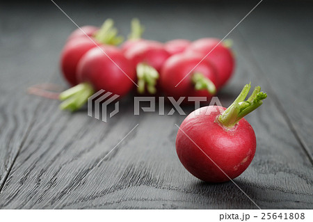 organic radishes on old oak table 25641808