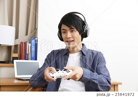 ゲームをする若い男性 25641972