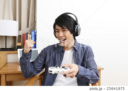 ゲームをする若い男性 25641975
