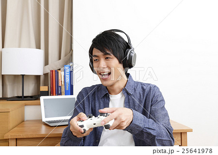 ゲームをする若い男性 25641978