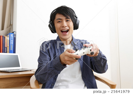 ゲームをする若い男性の写真素材