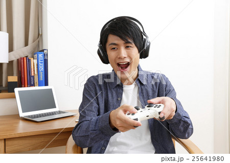 ゲームをする若い男性 ゲームをする若い男性 25641980