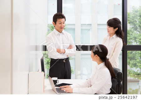 明るいオフィスの若い女子社員と上司 25642197