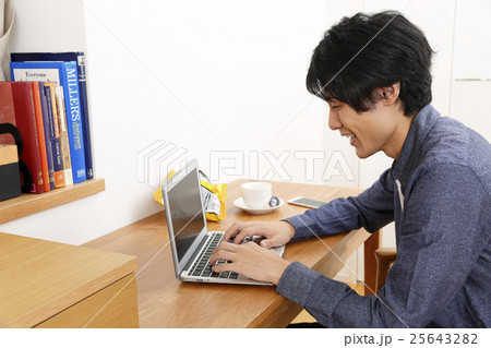 ノートパソコンを使用する男性 ノートパソコンを使用する男性 25643282