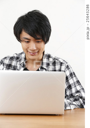 ノートパソコンを使用する男性 25643286