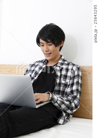 ノートパソコンを使用する男性 25643295