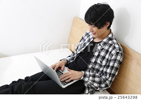 ノートパソコンを使用する男性 25643298