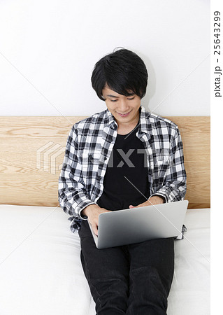 ノートパソコンを使用する男性 ノートパソコンを使用する男性 25643299